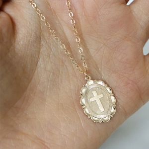 Collana con Ciondolo Croce Dorata, Gioiello Religioso Cristiano Unisex con Catena a Serpente - Product Image 1
