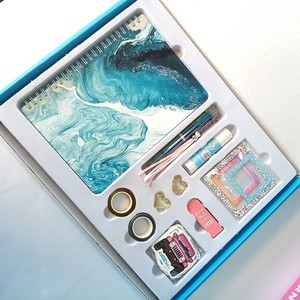 Set Diario <span class=keywords><strong>Fai</strong></span>-<span class=keywords><strong>da</strong></span>-<span class=keywords><strong>Te</strong></span> per Genitori e Figli con Stampa Digitale in Plastica Marca CHARISMA, Kit Scrapbook per Ragazze Modello JLT-S0027 - Product Image 1