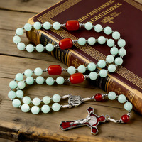 Collier chapelet chrétien vintage en pierres naturelles colorées et perles de verre craquelé clair, avec croix émaillée
