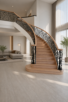 Escalier en colimaçon courbé sur mesure, garde-corps en fer forgé orné, marches en bois, design luxueux pour villa, hôtel, grand hall intérieur