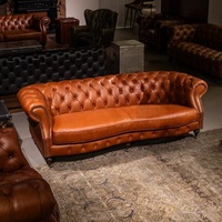 Canapé trois places en cuir véritable ciré style rétro américain, avec détails à boucles et rivets, idéal pour salon et petit appartement, design de créateur, vente en gros
