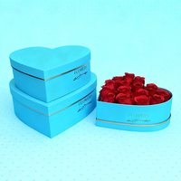 Boîte cadeau en forme de cœur en trois pièces en relief doré pour mariage et bougie comprenant une boîte à fleurs à main avec impression de stratification mate