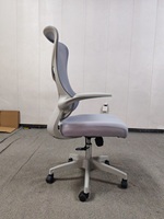 Chaise de bureau ergonomique en maille gris clair avec accoudoirs réglables et pivotants pour la maison et le bureau