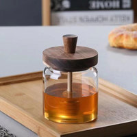 Más vendidos 500ml 16oz Tapa de madera transparente Jarabe Dispensador de miel Contenedor de almacenamiento Tarro con cucharón de madera