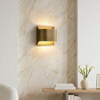 Applique murale LED moderne en cuivre doré pour couloir, style postmoderne, pour hôtel, salon, chambre à coucher, éclairage d'ambiance en laiton