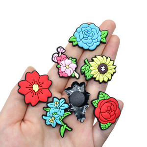 ของขวัญส่งเสริมการขาย MOQ ต่ำ รูปทรงดอกไม้ตามสั่ง โลโก้แบรนด์ ยางพีวีซีเนื้อนุ่ม กันน้ำ ตกแต่งรองเท้าสวน จี้ห้อยรองเท้าแบบกำหนดเอง - Product Image 1