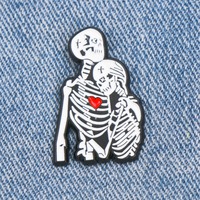 Pin de Solapa Esmaltado con Pareja de Esqueletos Góticos y Corazón Rojo