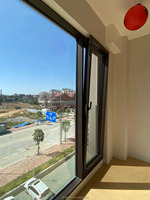 Ventana Abatible y Giratoria de Aluminio a Precio de Fábrica con Marco Resistente y Doble Acristalamiento para Villas Modernas