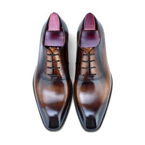 รองเท้าหนังวัวอิตาลีสีน้ำตาลและดำเพ้นท์มือสำหรับผู้ชายรุ่นใหม่ปี 2025 - เหมาะสำหรับงานแต่งงาน - Product Image 3