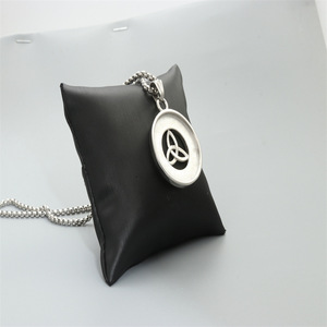 Collar con Colgante Redondo, Cadena Plateada Negra, Diseño de Nudo Celta, Joyería Religiosa Cristiana, Regalo para Hombres, Mujeres, Parejas, Estudiantes - Product Image 3