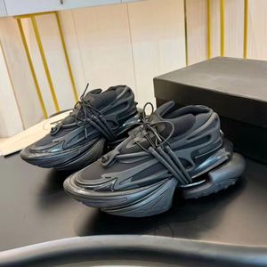 Chaussures de marche tendance style vaisseau spatial, semelles épaisses amortissantes pour une augmentation de la taille, antidérapantes, décontractées - Product Image 1