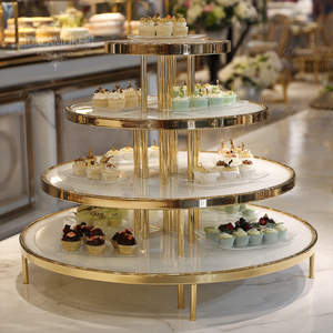 Nouvelle conception <span class=keywords><strong>de</strong></span> table à gâteau <span class=keywords><strong>en</strong></span> métal doré, table centrale décorative <span class=keywords><strong>de</strong></span> mariage, stand à dessert d'extérieur - Product Image 1