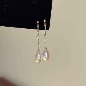 Boucles d'oreilles longues rétro françaises avec perle d'eau douce naturelle et argent pur S925, design délicat en argent écrasé - Product Image 1
