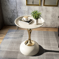 Luxuriöser Moderner Beistelltisch mit Einzigartigem Taillendesign für Zuhause Zeitgenössischer Französischer Kleiner Eck-Kaffeetisch Dekorative Metallmöbel