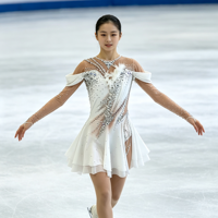 Robe de patinage artistique blanche à épaules dénudées et manches longues, costume en maille orné de plumes et de strass pour filles et femmes en compétition