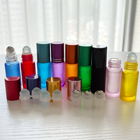 Vente en gros de flacons roll-on cylindriques en verre mat givré de 5 ml et 10 ml, diffuseurs à bâtonnets, couleurs personnalisables, pour huiles essentielles, parfums et soins de la peau