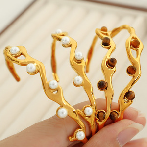Brazalete con incrustaciones de turquesa en tono dorado, diseño abierto, joyería unisex - Product Image 3
