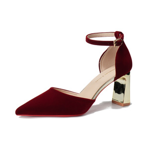 Sandalias de tacón medio grueso con punta en punta y correa en el tobillo, de terciopelo rojo, para un look elegante en bodas. - Product Image 5