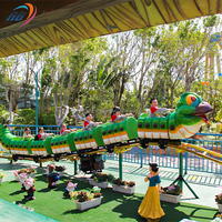 Manèges de parc d'attractions : trains sur rail, mini-montagnes russes, toboggans Fruit Worm pour enfants et adultes