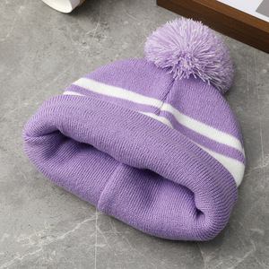 Nouveau <span class=keywords><strong>bonnet</strong></span> tricoté en acrylique pour <span class=keywords><strong>femme</strong></span>, jacquard rayé, ajustable, <span class=keywords><strong>ample</strong></span>, polyvalent, couvrant les oreilles, chaud pour l'hiver, transfrontalier - Product Image 3