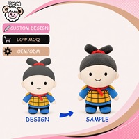 Figurine en peluche de soldat de dessin animé avec armure à motif de nœud et écharpe rouge pour projets personnalisés