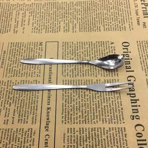 Tenedor de Frutas de Acero Inoxidable de Dos Puntas, Color Plateado, para Fiestas, Uso Infantil - Product Image 1