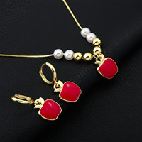 Boucles d'oreilles pendantes en forme de fruits (cerise, fraise, pomme) en émail rouge, avec breloques dorées, style Huggie Hoop, cadeau de bijoux pour femme
