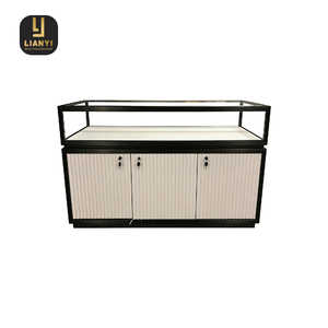 Armoire à bijoux en bois massif sur mesure, fabriquée en noyer de qualité supérieure avec finition laquée artisanale et intérieur en velours pour boutique classique - Product Image 1