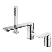 Robinet de baignoire autoportant en chrome à 3 trous, style romain, avec bec cascade ovale, eau chaude et froide, et douchette à main ronde et fine