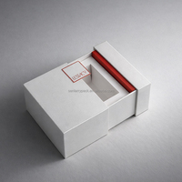 Boîte cadeau rigide blanche avec design coulissant personnalisé, doublure en mousse, logo en relief pour l'emballage de montres connectées