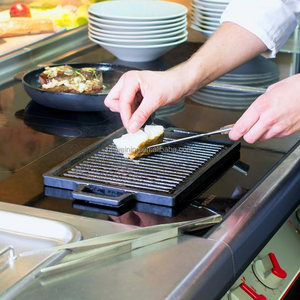 Hete Verkopende Voorgekruide Gietijzeren Vierkante Koekenpan Thuis Koken Bakplaat Voor Camping Inductiefornuis Compatibel - Product Image 6