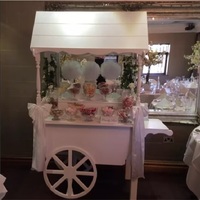 Étagère de présentation moderne amovible en métal et plastique, support de bureau en bois, support mural en acrylique pour les présentoirs de bonbons et de beignets de la boutique