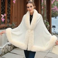 Poncho court sans manches en maille fine unie pour femme avec bordure en fausse fourrure moelleuse et fermeture à crochet – Collection Automne Hiver