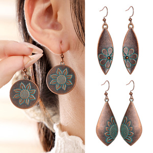 Boucles d'oreilles pendantes vintage en alliage, plaqué bronze antique, motif floral, bijoux de fête pour femmes, boucles d'oreilles tendance - Product Image 1
