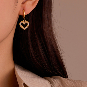 Boucles d'oreilles pendantes en zircon sur mesure, plaquées or 18 carats, en acier inoxydable 316L, motif cœur, pour femme, idéales pour un anniversaire ou la mode. - Product Image 2
