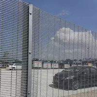 Panneaux de clôture en treillis soudé en acier galvanisé à haute sécurité, installation facile, design anti-escalade pour la sécurité domestique