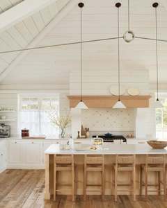 Cuisine américaine sur mesure Vermonhouzz avec des tabourets <span class=keywords><strong>de</strong></span> <span class=keywords><strong>bar</strong></span> en <span class=keywords><strong>rotin</strong></span> et un crédence en carreaux floraux pour un intérieur haut <span class=keywords><strong>de</strong></span> gamme - Product Image 1