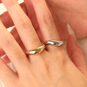 Bague ouverte épaisse personnalisable en acier inoxydable plaqué or 18 carats, étanche, ajustable pour femme - Product Image 1