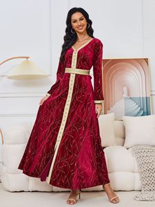 Abaya di Lusso in <span class=keywords><strong>Velluto</strong></span> <span class=keywords><strong>Bordeaux</strong></span> con Ricami Dorati, Traspirante, Fatta a Mano, a Maniche Lunghe, Stile Marocchino per Donne - Product Image 4