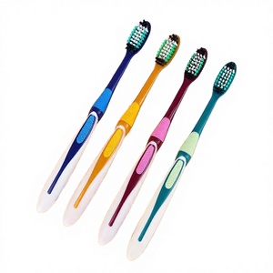 Brosse à dents jetable haut de gamme pour adultes, poils souples, manche en plastique, emballage individuel, utilisation à domicile et en voyage, couleur et logo personnalisables - Product Image 2