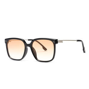 เฉียนไนแว่นกันแดดทรงสี่เหลี่ยมสำหรับผู้ชายกรอบสีดำเลนส์พีซี ยูวี 400 ป้องกันประเภท 3 แว่นกันแดดสไตล์เกาหลีย้อนยุค - Product Image 1