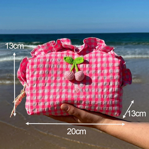 Venta al por mayor de las mujeres de playa bolsas de maquillaje de verano personalizado rosa de viaje con volantes acolchado Seersucker Gingham bolsa de cosméticos - Product Image 2