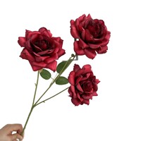 Großhandel Seiden-Kunstblumen 3-Köpfige Rosen Benutzerdefinierte Farbe Rot Weiß Samt-Rosenstrauß für Hochzeit Weihnachten Event-Dekoration