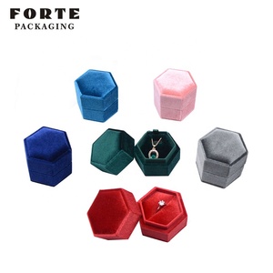Boîte à bagues hexagonale en velours rose personnalisée FORTE avec logo, présentoir à bijoux en daim de luxe - Product Image 3
