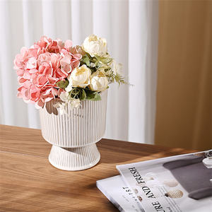 <span class=keywords><strong>Vaso</strong></span> in porcellana bianco lucido in stile cinese puro moderno <span class=keywords><strong>con</strong></span> supporto per piedi <span class=keywords><strong>con</strong></span> striscia verticale in rilievo <span class=keywords><strong>con</strong></span> Design rustico feste natalizie - Product Image 2