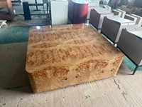 Table basse carrée contemporaine convertible en bois de ronce avec rangement pour salon d'appartement