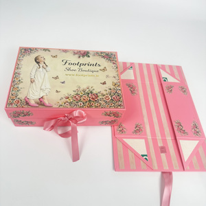 Boîte magnétique pliable de qualité supérieure personnalisée, couleur <span class=keywords><strong>rose</strong></span>, logo en relief doré, <span class=keywords><strong>pour</strong></span> l'emballage de vêtements et de chaussures - Product Image 1
