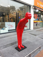 Sculpture d'art abstrait moderne grandeur nature en résine, couleur rouge, homme en résine et fibre de verre en position de salutation, statue de bienvenue en résine de style dessin animé, à vendre