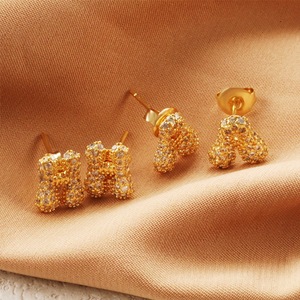 Boucles <span class=keywords><strong>d</strong></span>'oreilles en laiton à la mode pour femmes de luxe à vente chaude cuivre plaqué or 26 Alphabet anglais Niche Zircon incrusté transfrontalier - Product Image 2