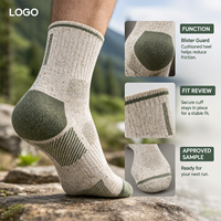 Chaussettes de course vert olive respirantes avec maille ventilée, gestion de l'humidité, maintien du talon, bout plat et coussinets ciblés